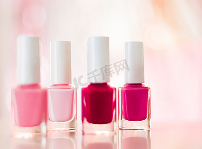 make摄影照片_Shades of pink and red nail polish set on glamour background, nailpolish bottles for manicure and pedicure, luxury beauty cosmetics and make-up brand ad