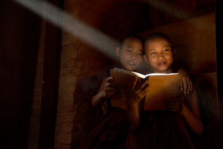 monastry 的僧侣在阳光下阅读