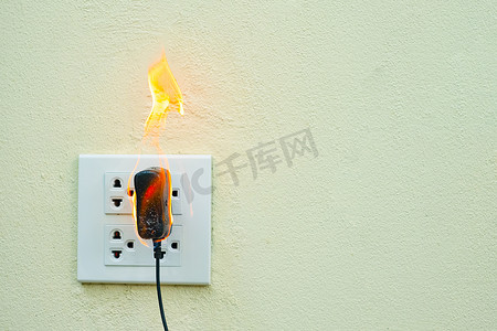 消防电源插头插座及适配器上隔断, 电气短路故障导致电线烧坏 