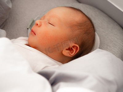 特写可爱的小混血亚洲和高加索宝贝儿子睡在背上。白天睡觉。家庭，健康与婴儿枕头新生儿呼吸保护平头综合征