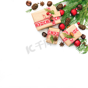 圣诞摄影照片_圣诞作文圣诞礼物, 松树锥, 侧柏在白色的背景分支。顶部视图, 平躺