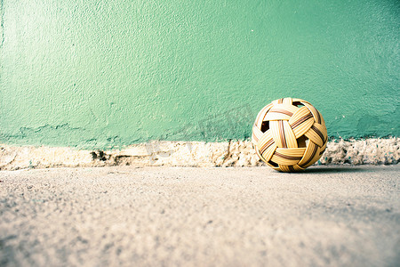 藤球逐步球在水泥背景下，亚洲传统体育游戏