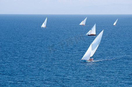 航海帆船赛、 帆船比赛中的速度，白色帆船帆船 regatta.the sea.start 海、 撒丁岛、 意大利游艇活跃体育，与空间为 text.proffesionals 水手帆船赛照片