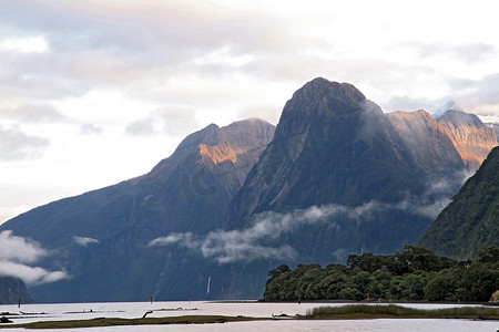 太阳上升高山冰川在新西兰米尔福德桑德