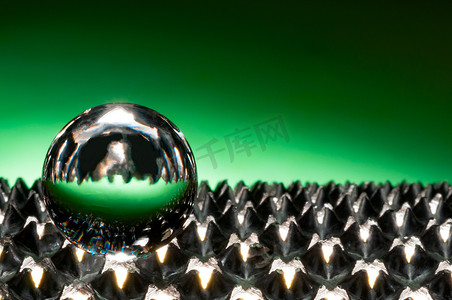 仿真水晶球摄影照片_球面水晶球的退化绿色背景宏观视图