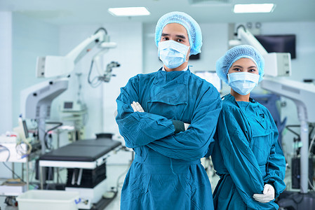 surgeons in surgery room