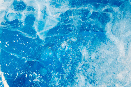 冰结构的抽象背景。蓝色透明冰形状