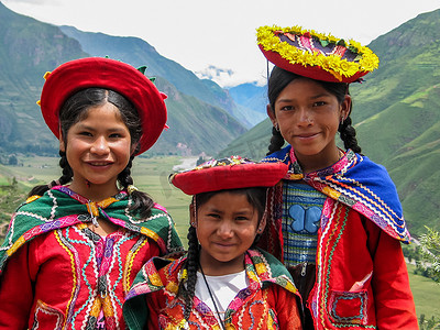 孩子们在附近在秘鲁称心如意的尼克拉斯 taray