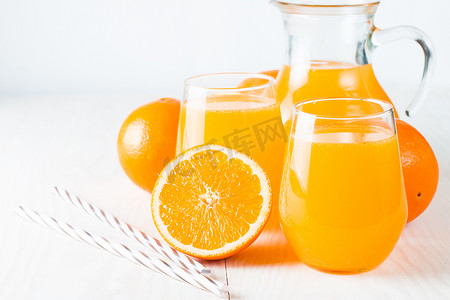 在木制和石材背景下, 将一杯橙汁与橘子水果合在一起。维他命和矿物质。健康饮品及饮品概念.