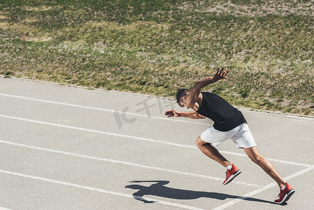 起跑摄影照片_少年男子短跑运动员从起跑位置出发