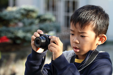 日本男孩拍一张照片 （在小学二年级)