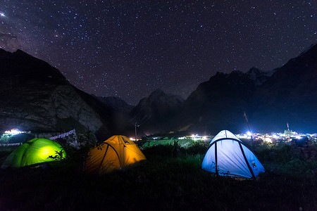 在银河下的露营帐篷，背景闪烁的星星