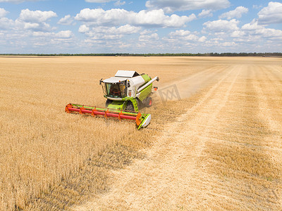 夏天收获小麦。联合收割机农机在田间采集金熟小麦。从上面查看.