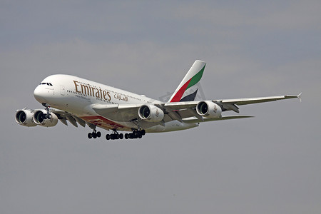 荷兰阿姆斯特丹-August1 52017: 空客 A380 准备降落在跑道上。空客 A380 目前世界上最大的客机