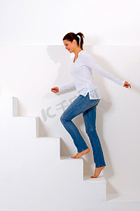 女人爬楼梯