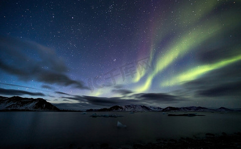 太阳风暴摄影照片_北极光在北极的天空