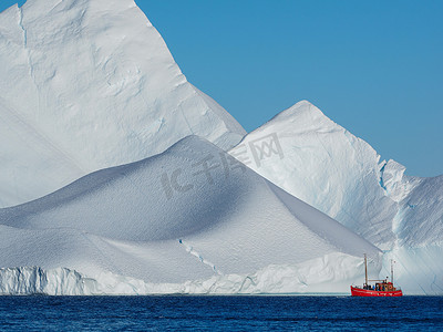 红船在冰山 