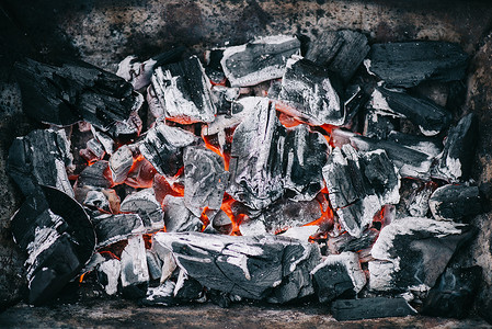 壁炉中有灰的热烧煤的顶视图