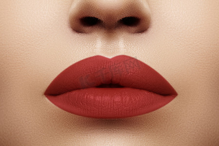 化妆品、 化妆。嘴唇上的口红。特写镜头的红色嘴唇化妆美丽女性的嘴。清洁皮肤模型