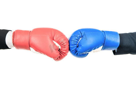战斗的挑战。红色拳击手套和蓝色手套的搭配.商业竞争。决斗的事竞争的力量。与冲突作斗争强烈反对.
