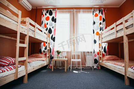 宿舍房间与城市景观。颜色的房间。明亮的室内