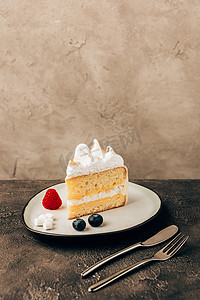 香酥蛋糕的特写图与浆果和奶油板