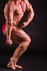 肌肉和身体健康的年轻健美健身男模特奥雅纳