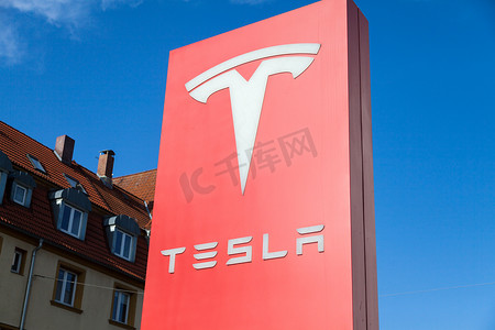 经销商摄影照片_菲尔思/德国-2018年3月4日: 特斯拉标志附近的汽车经销商。特斯拉公司是一家专门从事电汽车、储能和太阳能电池板制造的美国企业。.