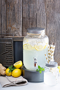 在一个饮料饮水机姜自制柠檬水