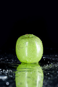绿色苹果与滴 