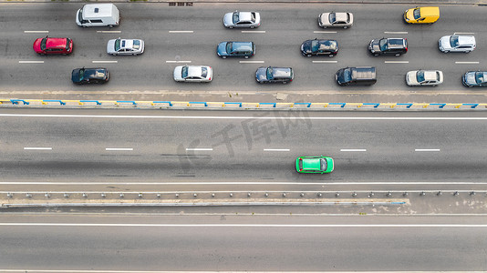 从空中俯瞰公路上许多汽车的交通，城市交通概念