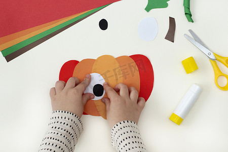 如何把彩纸做成有趣的南瓜.最初的儿童项目。一步一步的照片说明。孩子们为万圣节准备的手工艺品。第4步