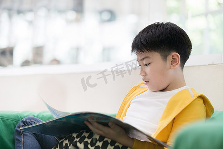 快乐的亚洲孩子读书与微笑的脸.
