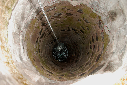 桶装水铁架摄影照片_有水的井