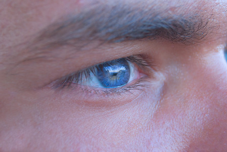 睫毛摄影照片_美丽的蓝色男眼睛的特写肖像