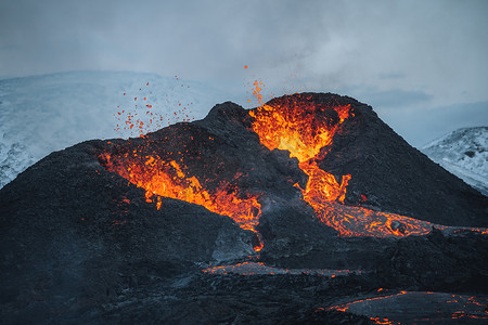 2021年冰岛火山爆发。Fagradalsfjall火山位于Grindavik和Reykjavik附近的Geldingadalir山谷。从火山口喷出的热熔岩和岩浆.