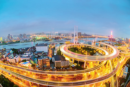 在晚上上海高架的路交界处和交汇处立交桥