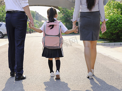 年幼的父母送孩子上学