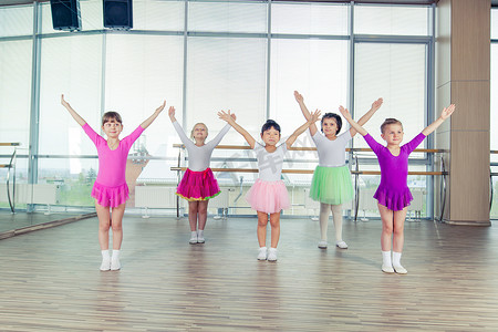 团结互助摄影照片_快乐的孩子们跳舞在大厅，健康的生活，孩子们团结互助和幸福概念