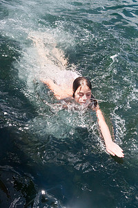 年轻女子在海洋中游泳