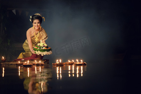 传统水灯节，泰国女子持有 kratong，泰国