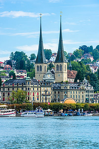 8月8日摄影照片_瑞士, 卢塞恩-8月23日: 历史上的卢塞恩市中心的看法与河 Reuss 和圣 Leodegar 教会在2015年8月23日