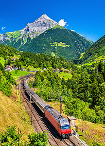 城际列车爬上圣哥达铁路-瑞士