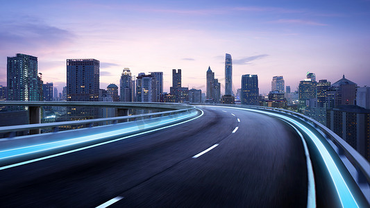 弯弯曲曲的天桥高速公路前进的道路与曼谷城市景观夜景。运动模糊效果适用