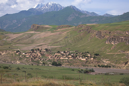 阿富汗、 村庄和山脉，从塔吉克斯坦。立式 fra