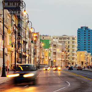 凡是过往皆为序章摄影照片_在哈瓦那老城与厄尔尼诺 malecon 路灯的日落