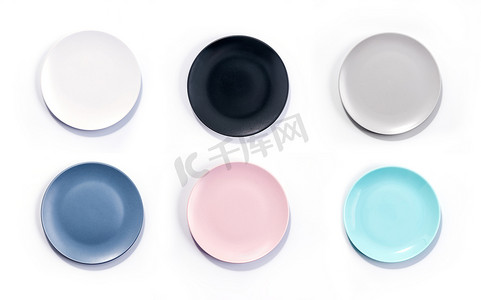 isolated摄影照片_Set of six colorful empty plates isolated on white background top view. White, Black, Grey, Navy Blue, Pink, and Turquoise empty plates collection