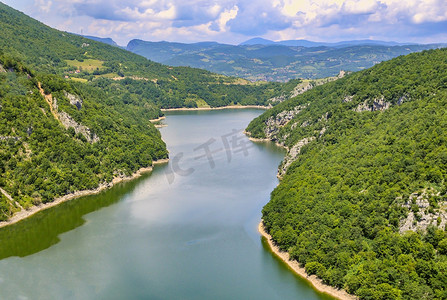 在阳光明媚的春天，波斯尼亚和黑塞哥维那巴尼亚卢卡市附近Bocac湖的空中景观.