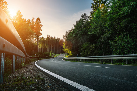 高山长卷山路 