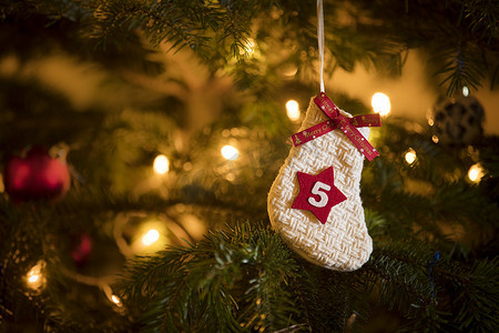 12月5日这一天悬挂在一棵传统的圣诞树上的传统的降临历法.